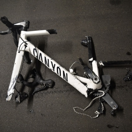 Gli si sgancia la bici dal tetto e colpisce tre auto