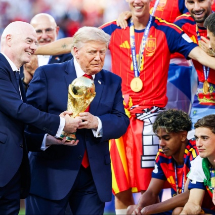 Manie di protagonismo: Trump prova a "rubare" la coppa