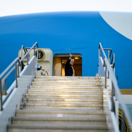 Trump cambia aereo dopo il vertice Nato: preso di mira dall’Iran