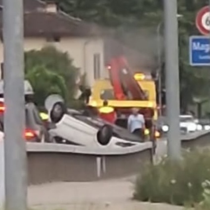 Un'auto finisce sul tetto a Magadino e il traffico del Locarnese va in tilt