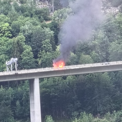 Veicolo in fiamme sulla A2 all'altezza di Faido: traffico rallentato