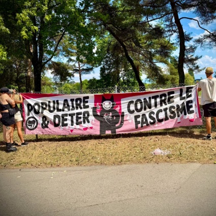 Decine di persone a un picnic antifascista a Vidy
