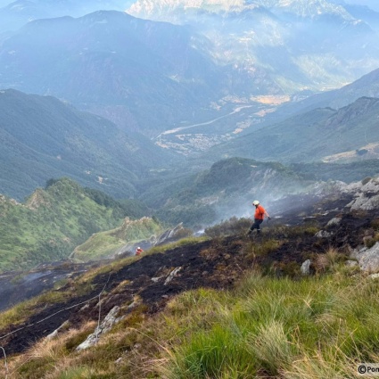 Due elicotteri per l'incendio sulla Cima di Madone