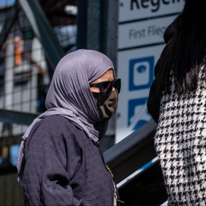 Pochi burqa, molti passamontagna