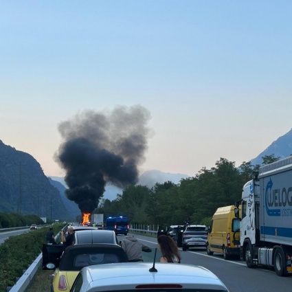 Camion in fiamme sull'A2 in direzione sud