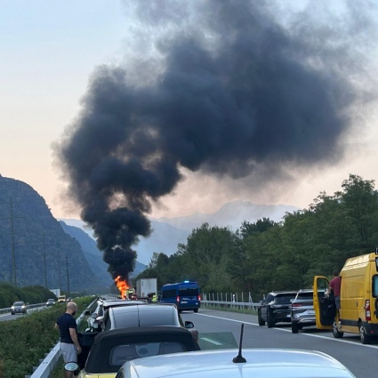 Camion in fiamme sull'A2 in direzione sud