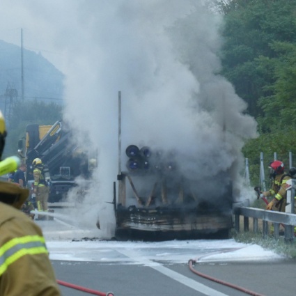 Camion in fiamme sull'A2 in direzione sud