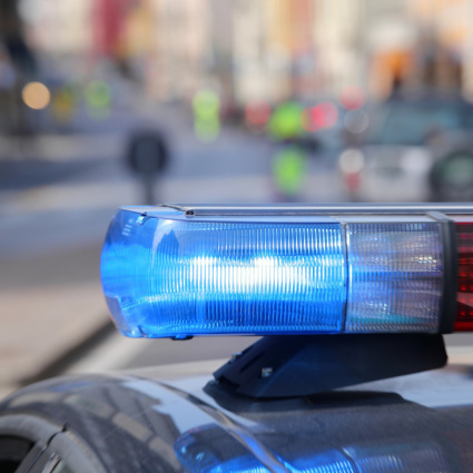 Lite tra vicini per una moto: 50enne tenta di accoltellare un 18enne