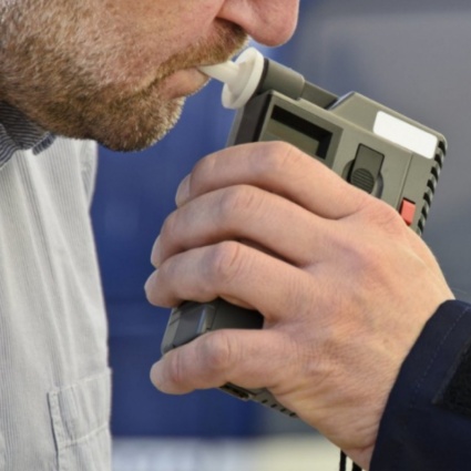 Alla guida con un tasso alcolemico due volte e mezzo oltre il limite: nei guai una 47enne