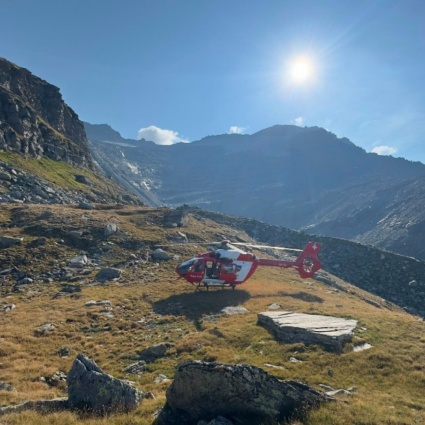 Alpinisti colpiti da una scarica di sassi sull'Adula, li soccorre la Rega
