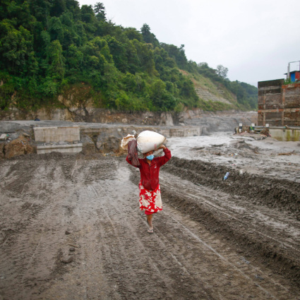 Aria nel tunnel dove sono bloccati oltre 100 lavoratori