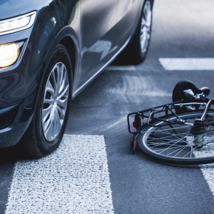 Auto in sorpasso troppo vicine ai ciclisti: c'è chi chiede una legge