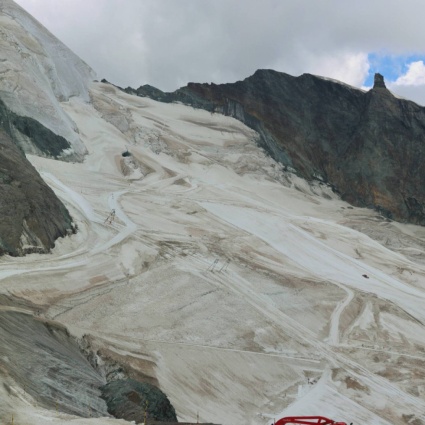 Ghiacciaio in sofferenza: chiude (anche) il comprensorio sciistico di Saas-Fee