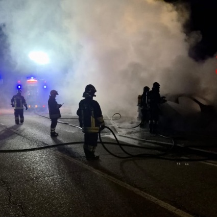 Auto con targhe svizzere prende fuoco