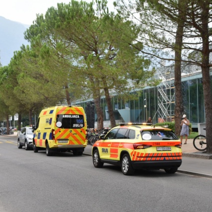 Bimbo rischia di annegare: «A portarlo in superficie è stata una 14enne»