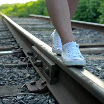 Quella stupida sfida contro il treno: «Un gioco che può costarvi la vita»