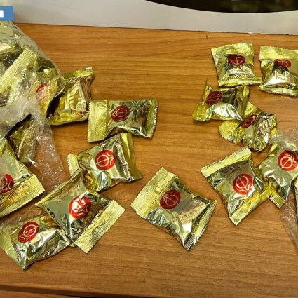Biscotti della fortuna? No, cocaina. E in valigia ne aveva oltre cinque chili