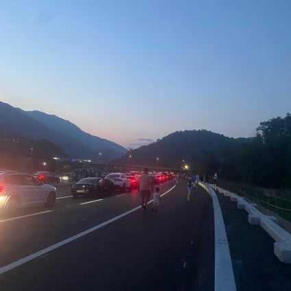 Traffico ancora parzialmente bloccato sulla A2, automobilisti in strada e tanta frustrazione