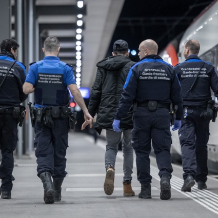 Blocco dei trasferimenti migranti, Quadri: «Quanto è costato alla Svizzera?»