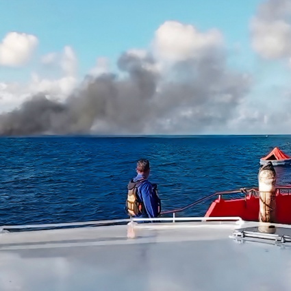 Traghetto in fiamme tra Bali e Lombok: soccorsi 131 passeggeri