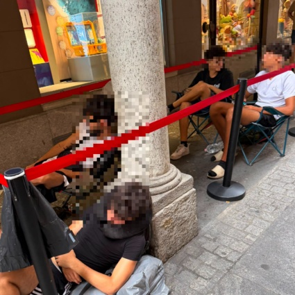 C'è ancora chi è in fila per il Royal Pop