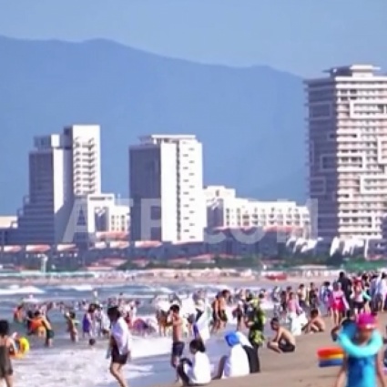Caldo record, i nordcoreani scappano al mare