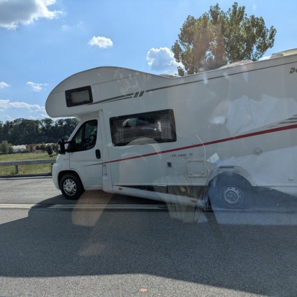 Si rompe il camper sull'A2. Detriti sulla strada e disagi al traffico