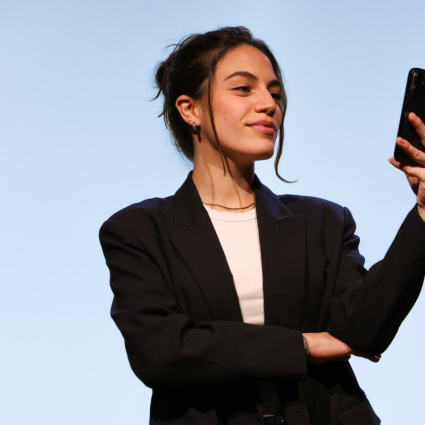 Ecco la ragazza ticinese che vi osserva sui social