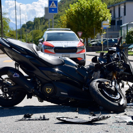 Tampona un'auto e viene sbalzato a terra: ferito leggermente uno scooterista