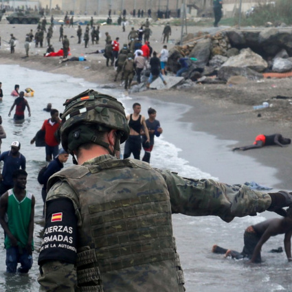In migliaia a Ceuta contro la gestione della crisi migratoria