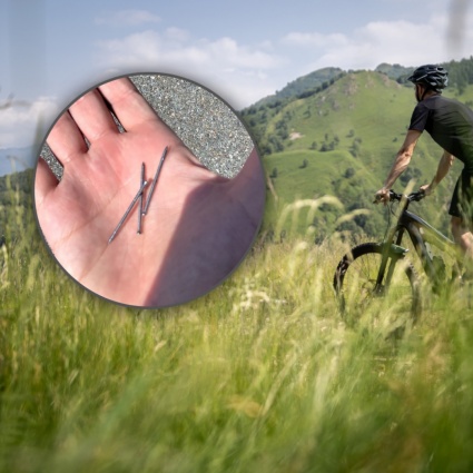 Chiodi sparsi sulla strada e ciclisti con le gomme forate