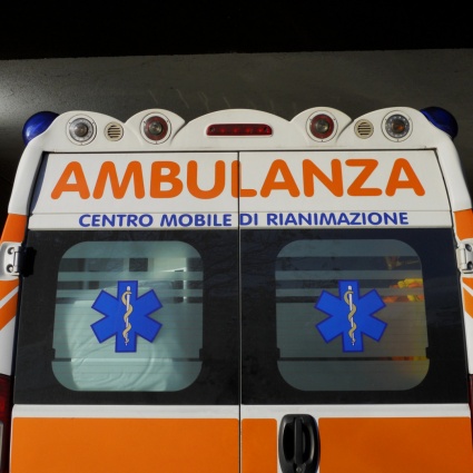 Mette la retromarcia e travolge deliberatamente un gruppo di ciclisti: quattro feriti