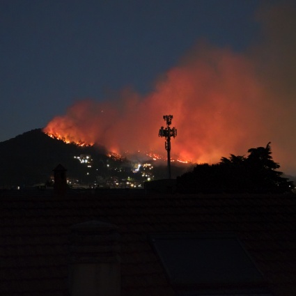 Como, il fuoco è arrivato alle case