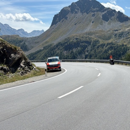 Perde il controllo della moto e finisce contro il guardrail