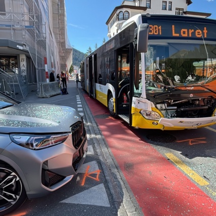 Auto contro bus: otto feriti