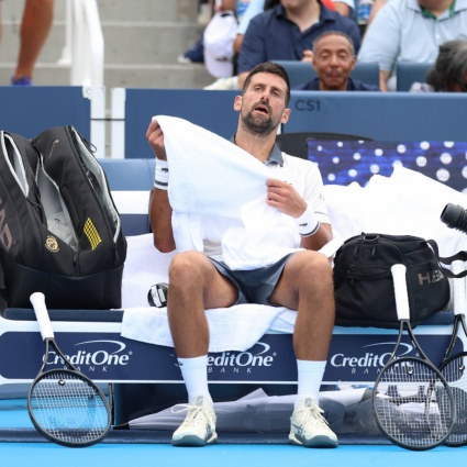 Djokovic collassa in campo: «Non può giocare durante il giorno»