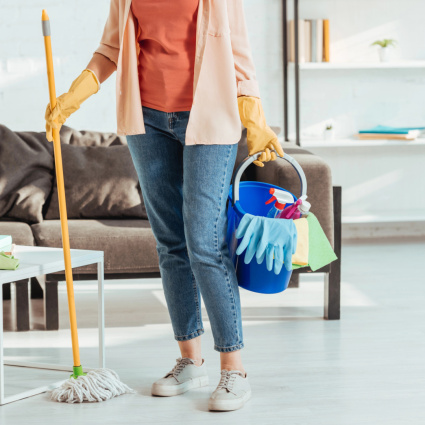 Donne delle pulizie, il lavoro nero è una voragine (apparentemente) incolmabile