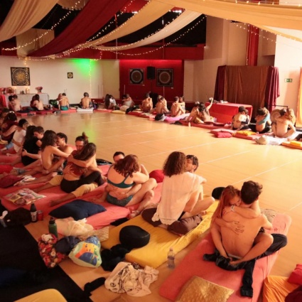 Dopo lo scandalo sessuale, torna il festival del tantra: «Il consenso come regola»
