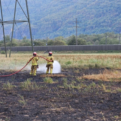 Due incendi in simultanea sotto la linea dell'alta tensione