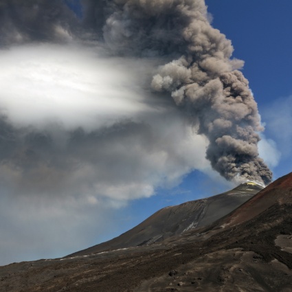 Breve eruzione sull’Etna, sale il livello d'allerta