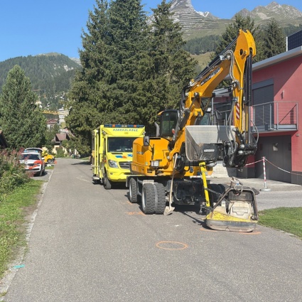 Un operaio rimane sotto la ruota di un escavatore