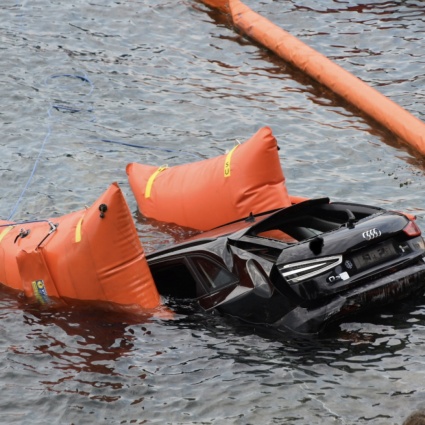 Esce di strada e l’auto finisce nel lago affondando