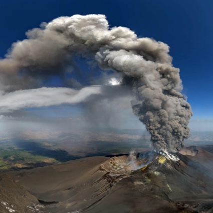 L’Etna torna a eruttare: stop agli atterraggi a Catania