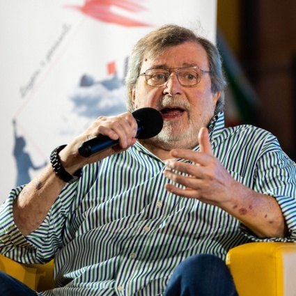 Fan, fiori e lacrime davanti alla casa di Guccini