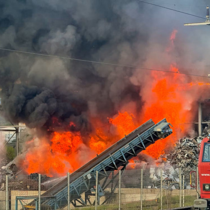 Fiamme in un magazzino a Ecublens: allerta per il forte fumo