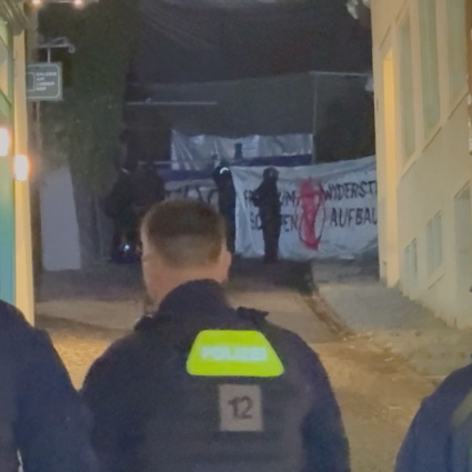 "Fortezza Lindenhof": attivisti occupano la piazza, polizia schierata in forze