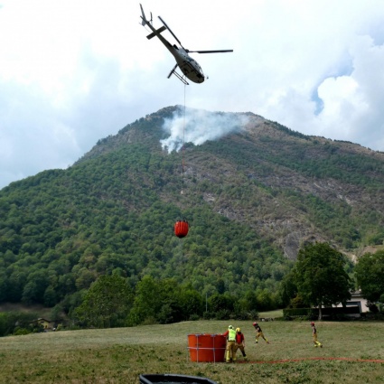 Fumo sopra i boschi ticinesi, elicotteri in azione a Olivone