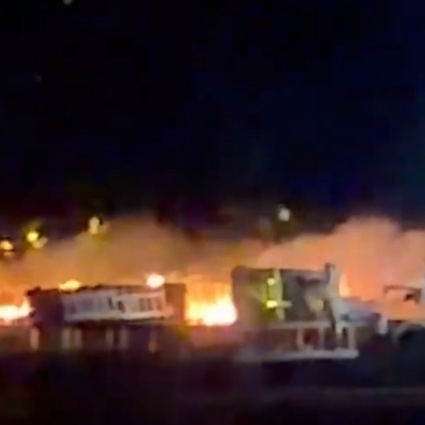 Chiatta in fiamme durante i fuochi del Primo Agosto a St-Prex