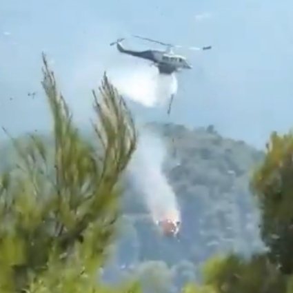 Due elicotteri si scontrano mentre domano le fiamme