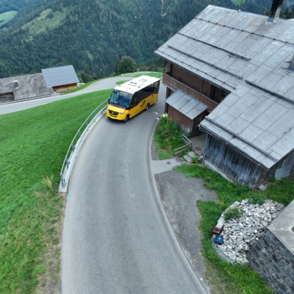 Scontro con un autobus, ciclista gravemente ferita